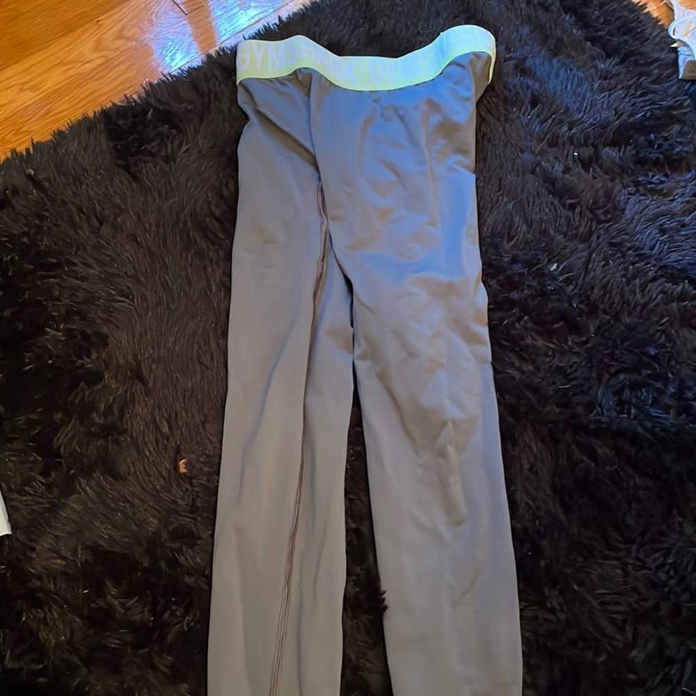 Gym shark leggings